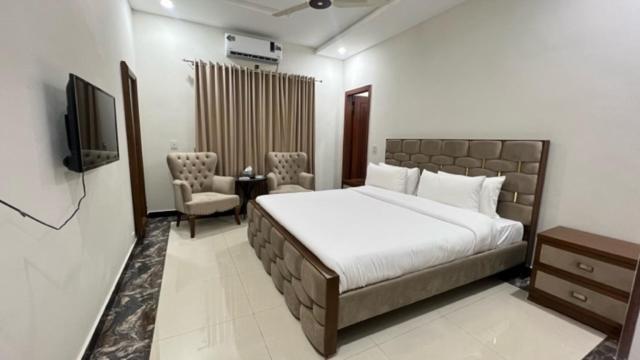 Bed and Breakfast Grand Royal Исламабад Экстерьер фото