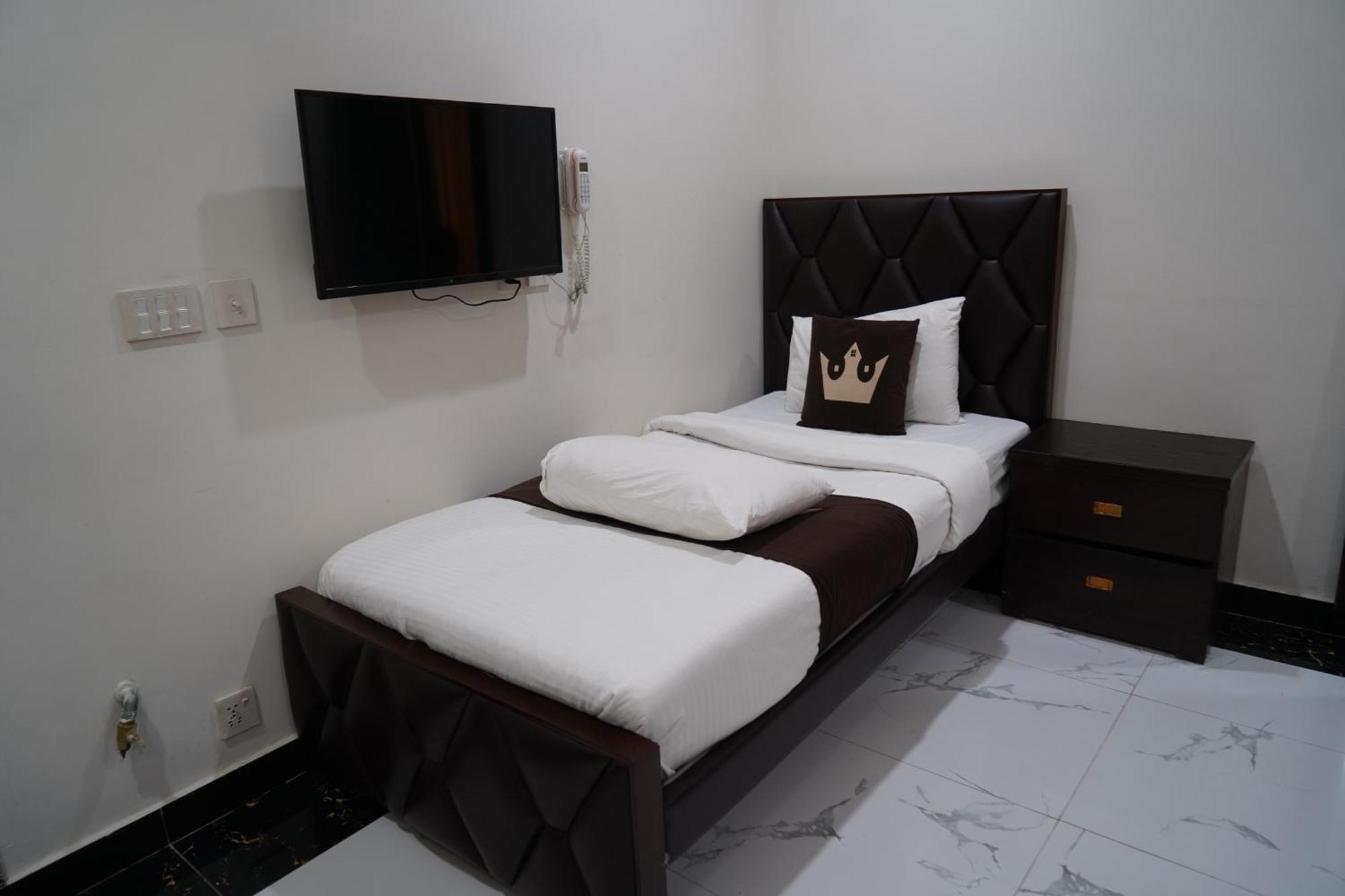 Bed and Breakfast Grand Royal Исламабад Экстерьер фото