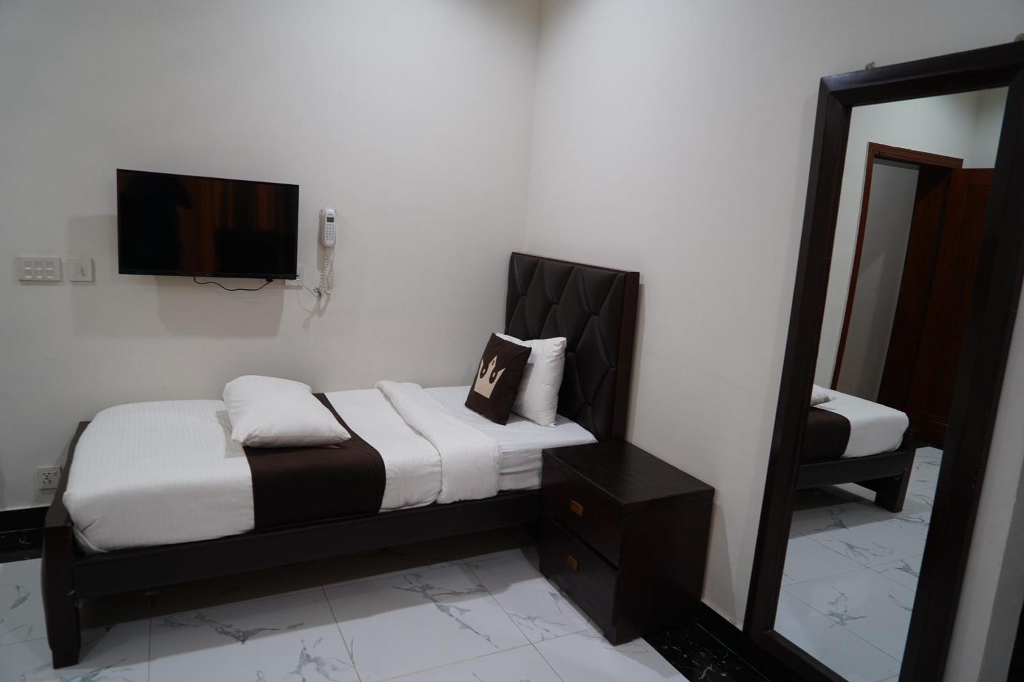 Bed and Breakfast Grand Royal Исламабад Экстерьер фото